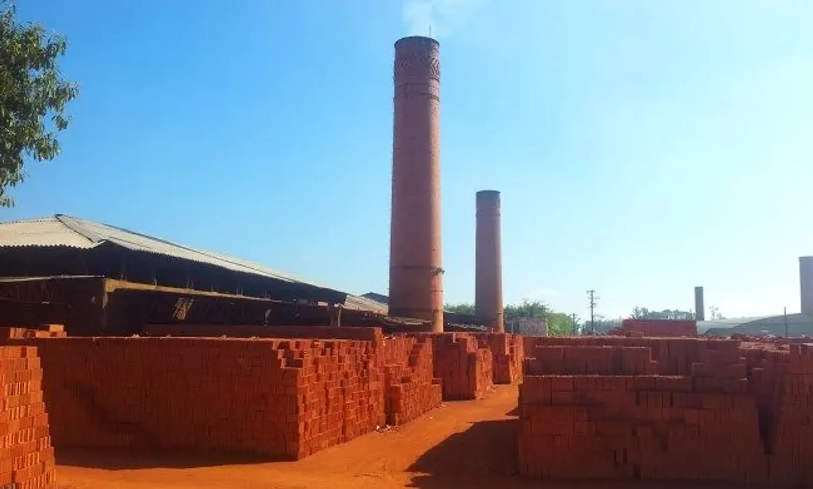 Chaminés da Cerâmica Argiplan sobre as pilhas de tijolos no pátio da fábrica