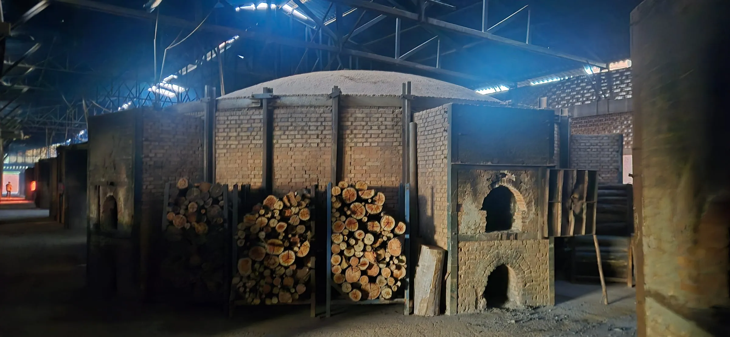 Forno abóbada da Cerâmica Argiplan com lenha empilhada nas bocas de fornalha