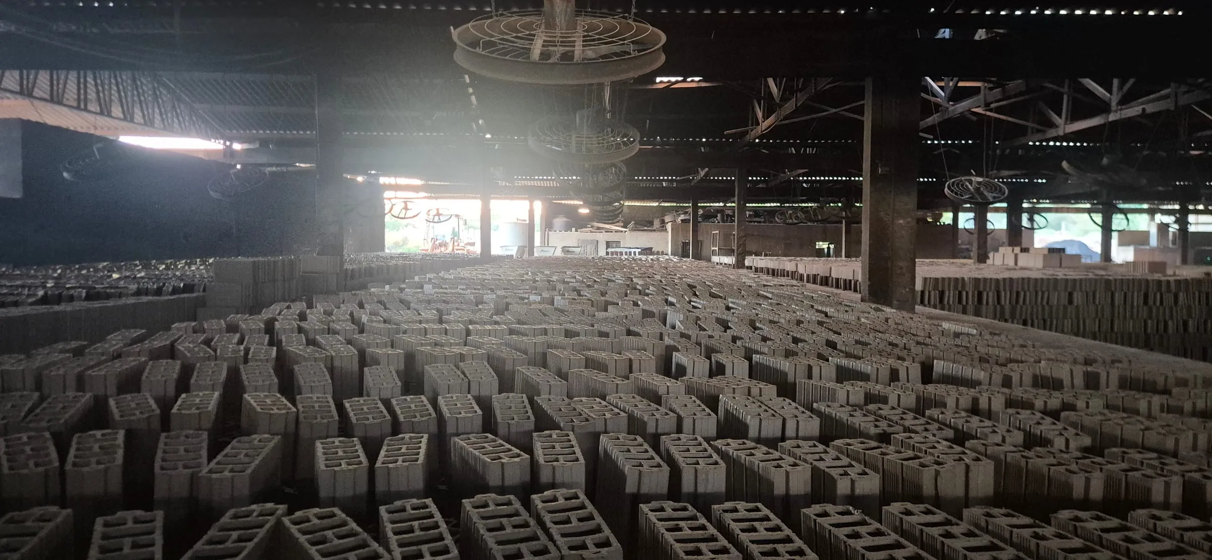 Galpão de secagem da Cerâmica Argiplan com fileiras de blocos cerâmicos crus